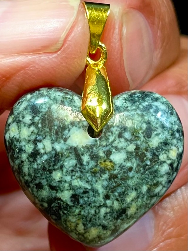 1) 日本銘石「遠野の石・ハート」PT