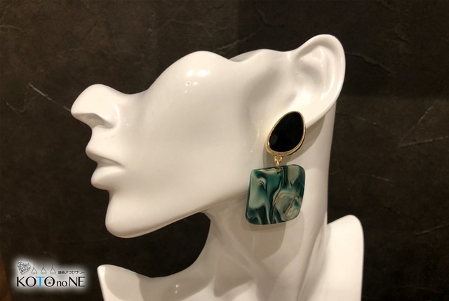 グリーンマーブルピアス
