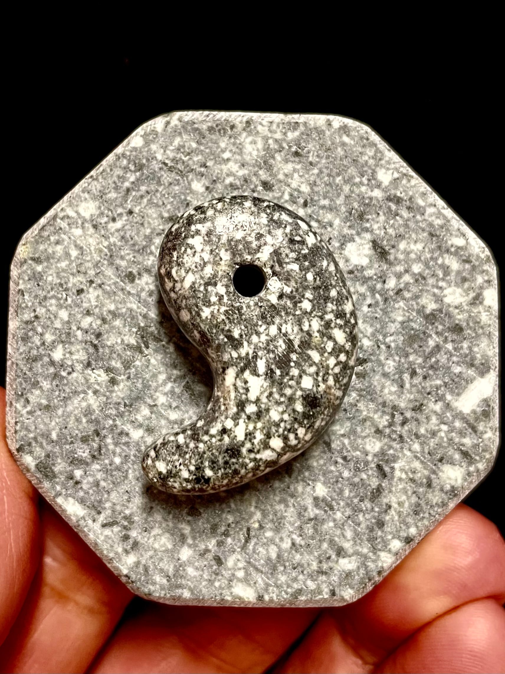 【勾玉】特大勾玉　44g 遠野の石　とおののいし　高波動勾玉　霊石　波動石 勾玉】特大勾玉44g 遠野の石とおののいし高波動勾玉霊石波動石