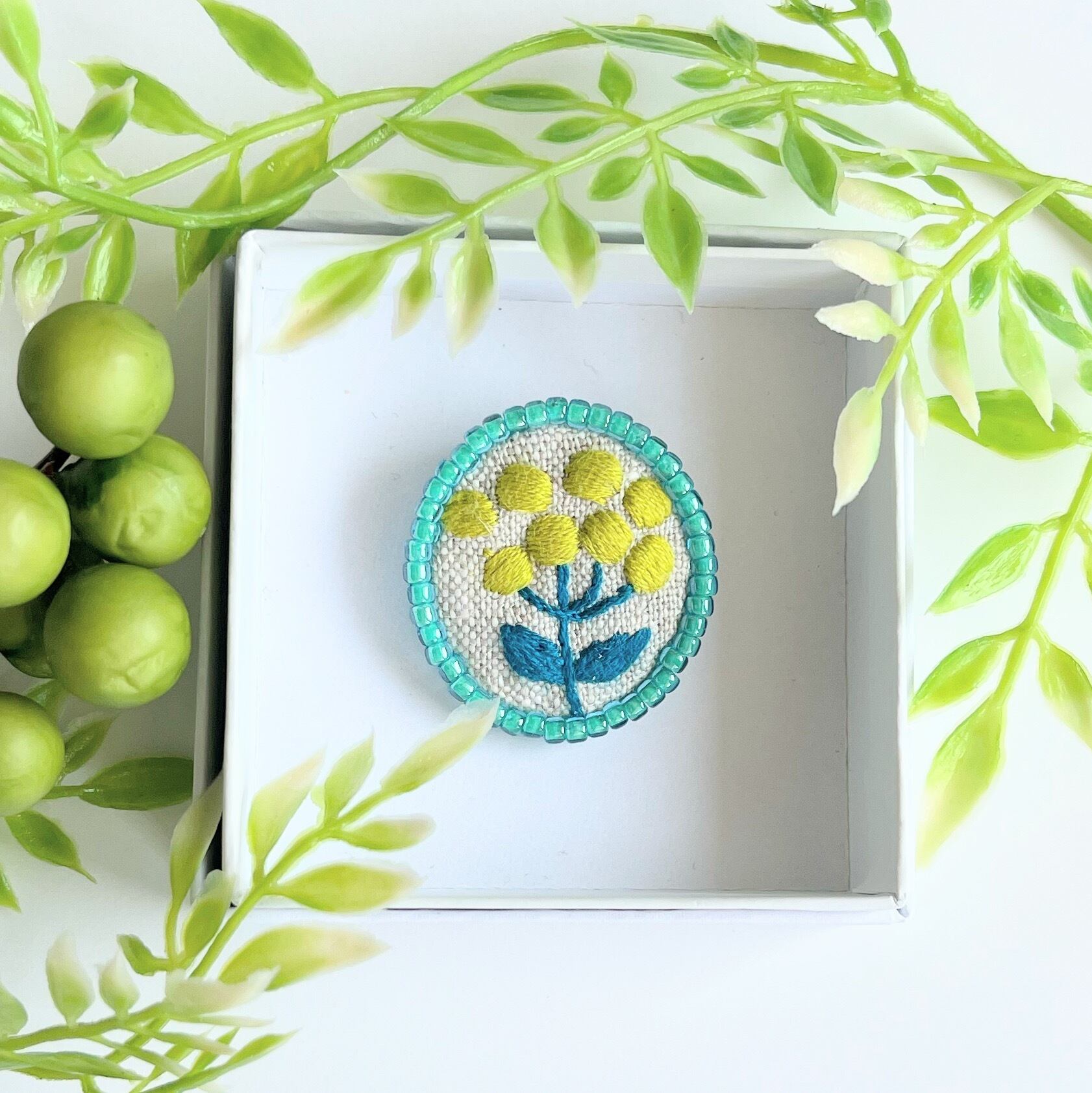 ビーズで飾った草花のミニ刺繍ブローチ【botanical】#356 | j.couture