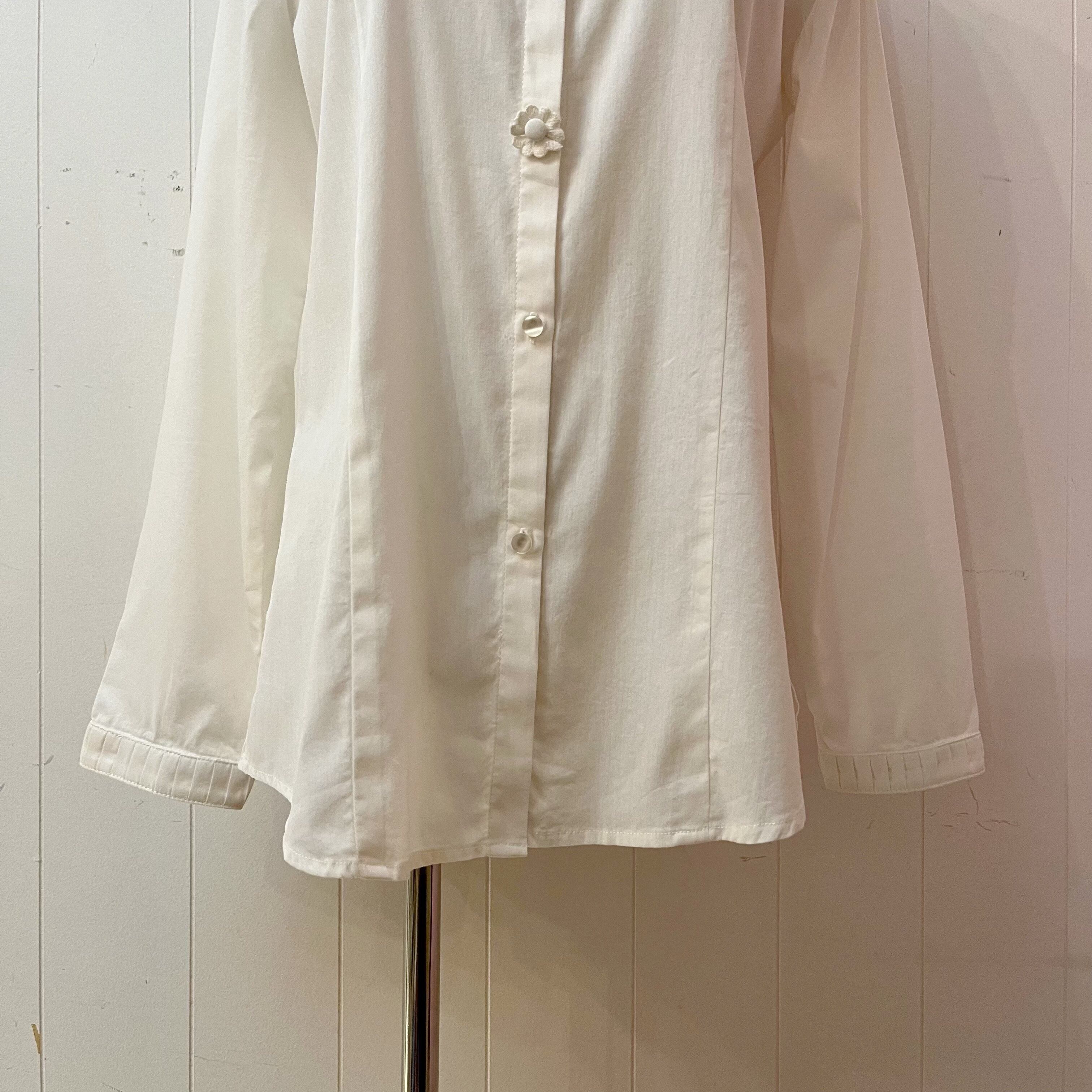 flower button white blouse