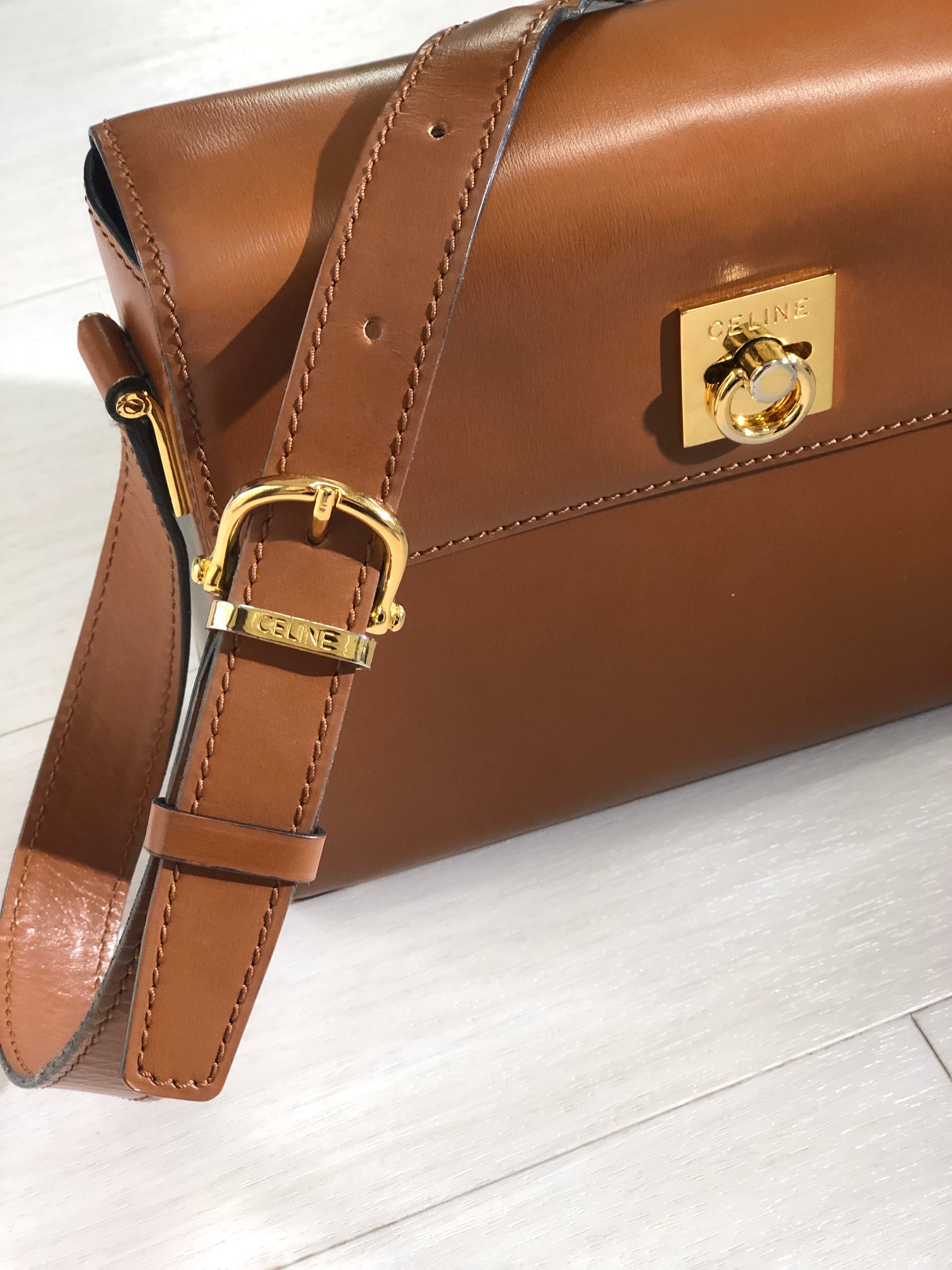 CELINE セリーヌ ロゴ ガンチーニ レザー ボックス クロスボディ CELINE セリーヌ ロゴ ガンチーニ レザー ボックス クロスボディ
