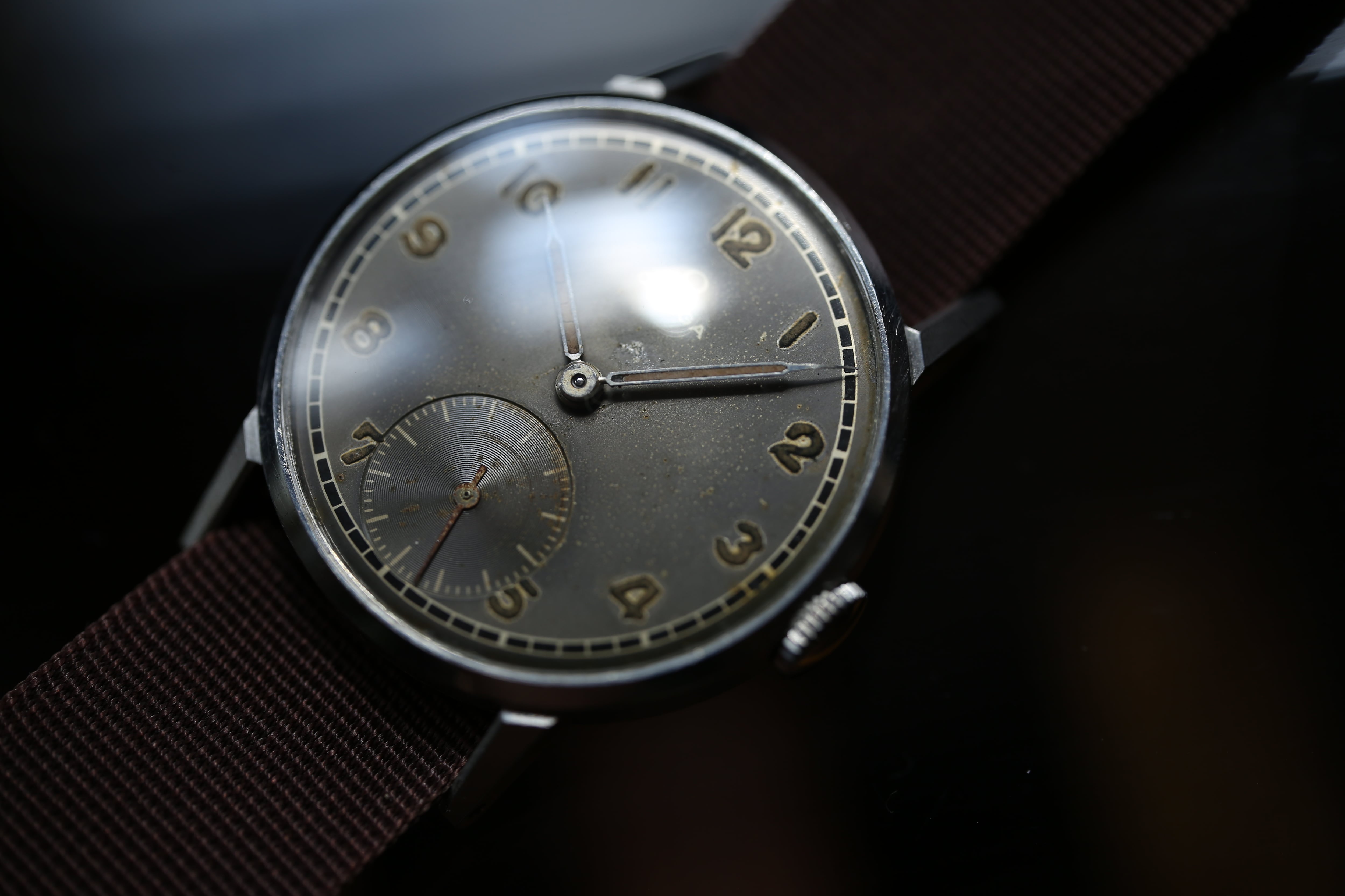 【OMEGA】1945年製 オメガ 30mmキャリバー スモールセコンド仕様 ブラックダイヤル ブラウングレーエイジング OH済み / vintagewatch / black dial / military / hand winding / Cal.30T2