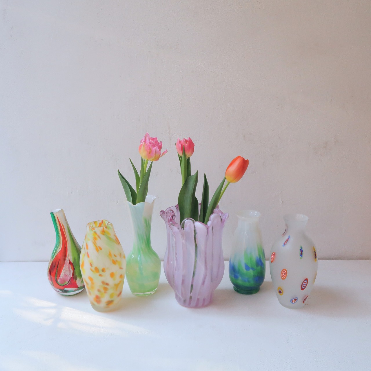 ピンクとグリーンの花瓶