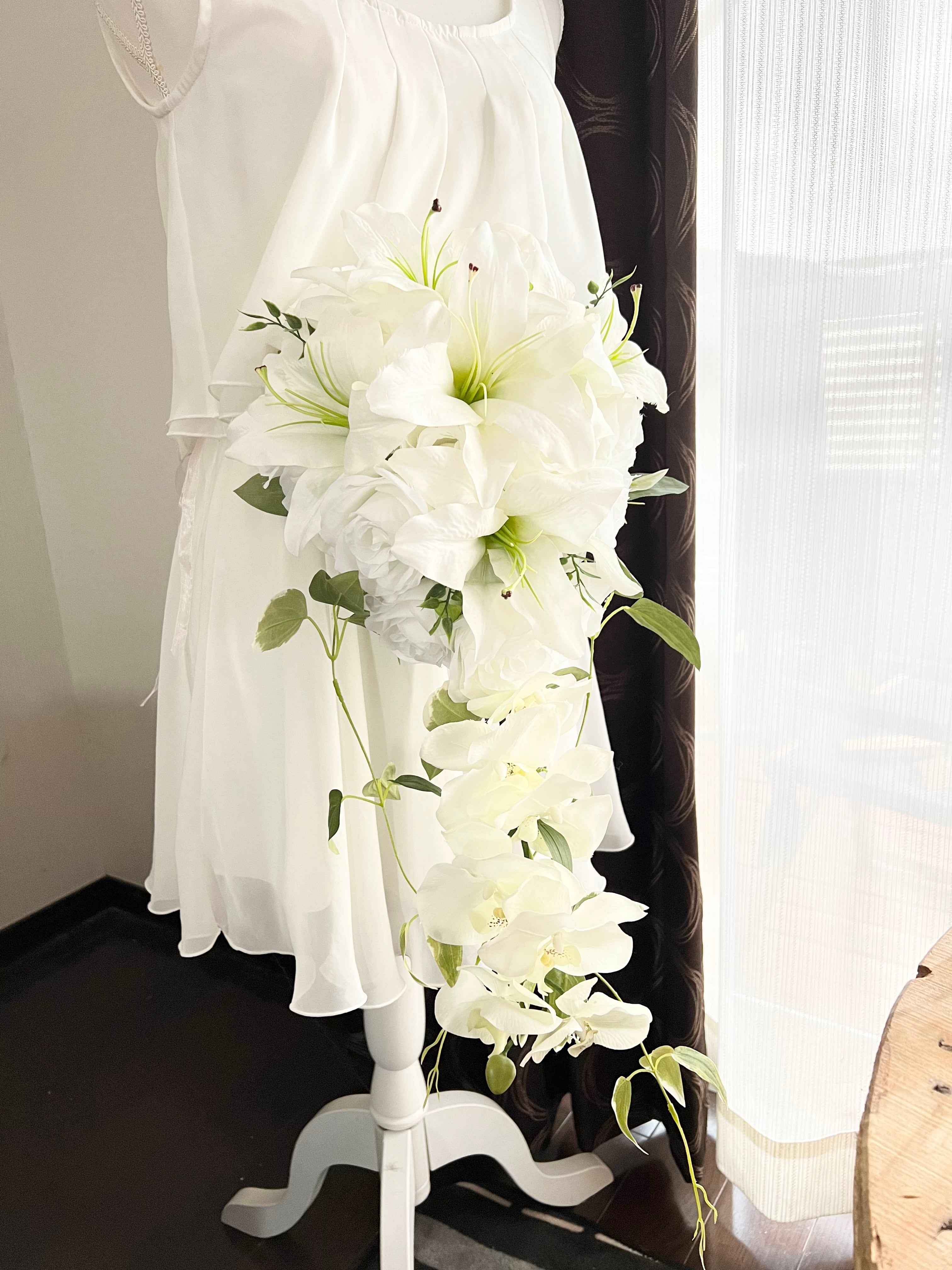 カサブランカ×胡蝶蘭キャスケードブーケ☆ | houkiboshi