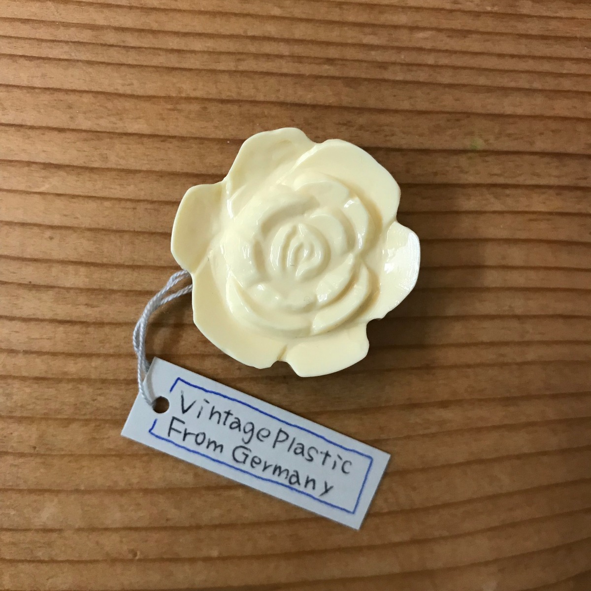 再販】象牙色のキッチュなドイツヴィンテージ薔薇モチーフの帯留め 
