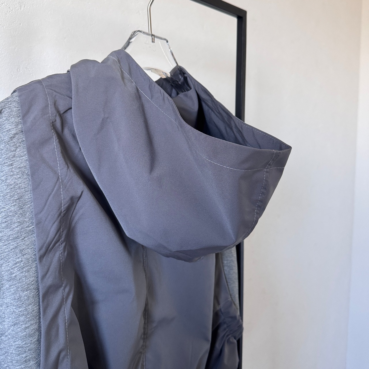 【受注予約:3月上旬入荷予定】異素材ドッキングフーディーvest/グレー