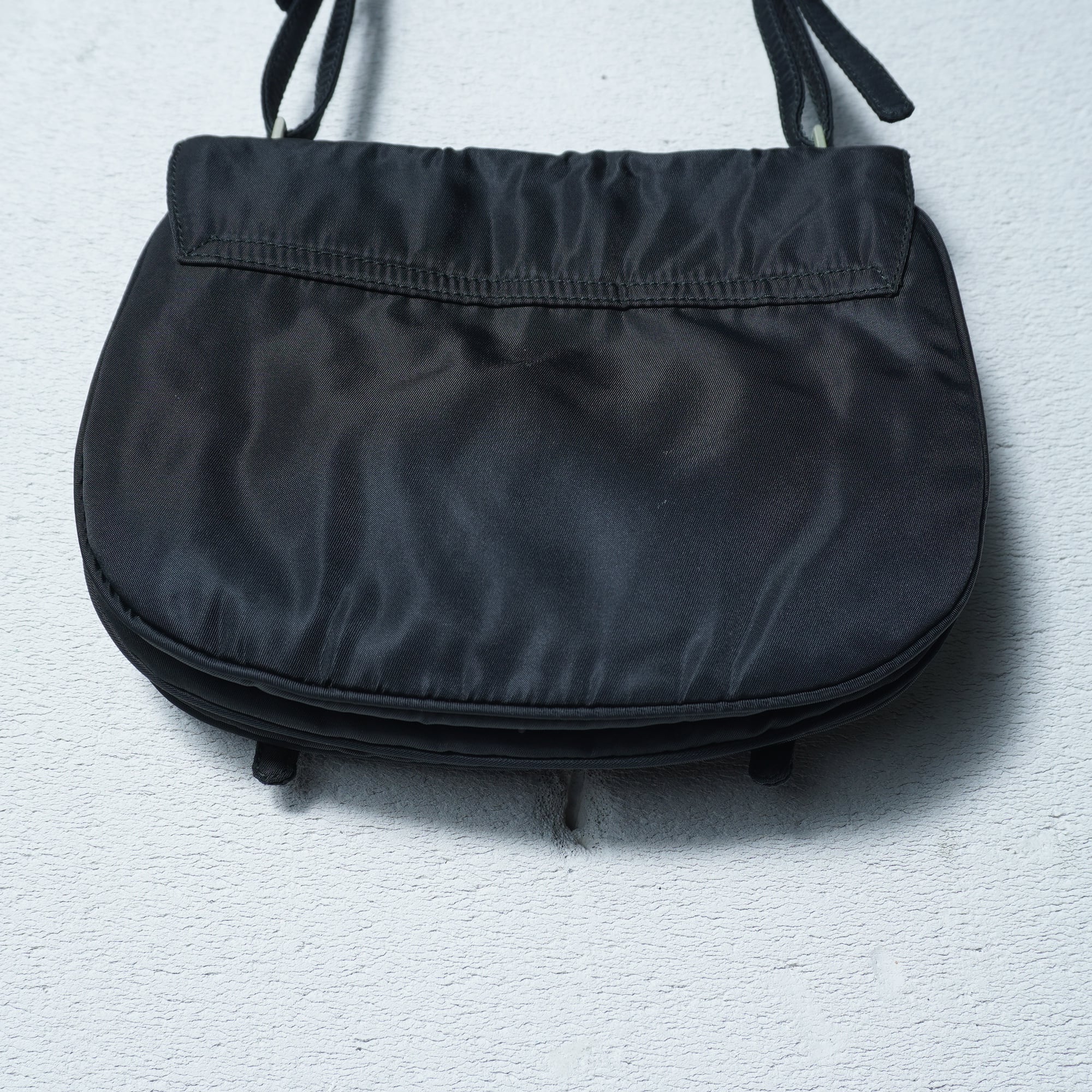 PRADA】プラダ 三角プレートナイロンショルダーバッグ black | MIXHIVE