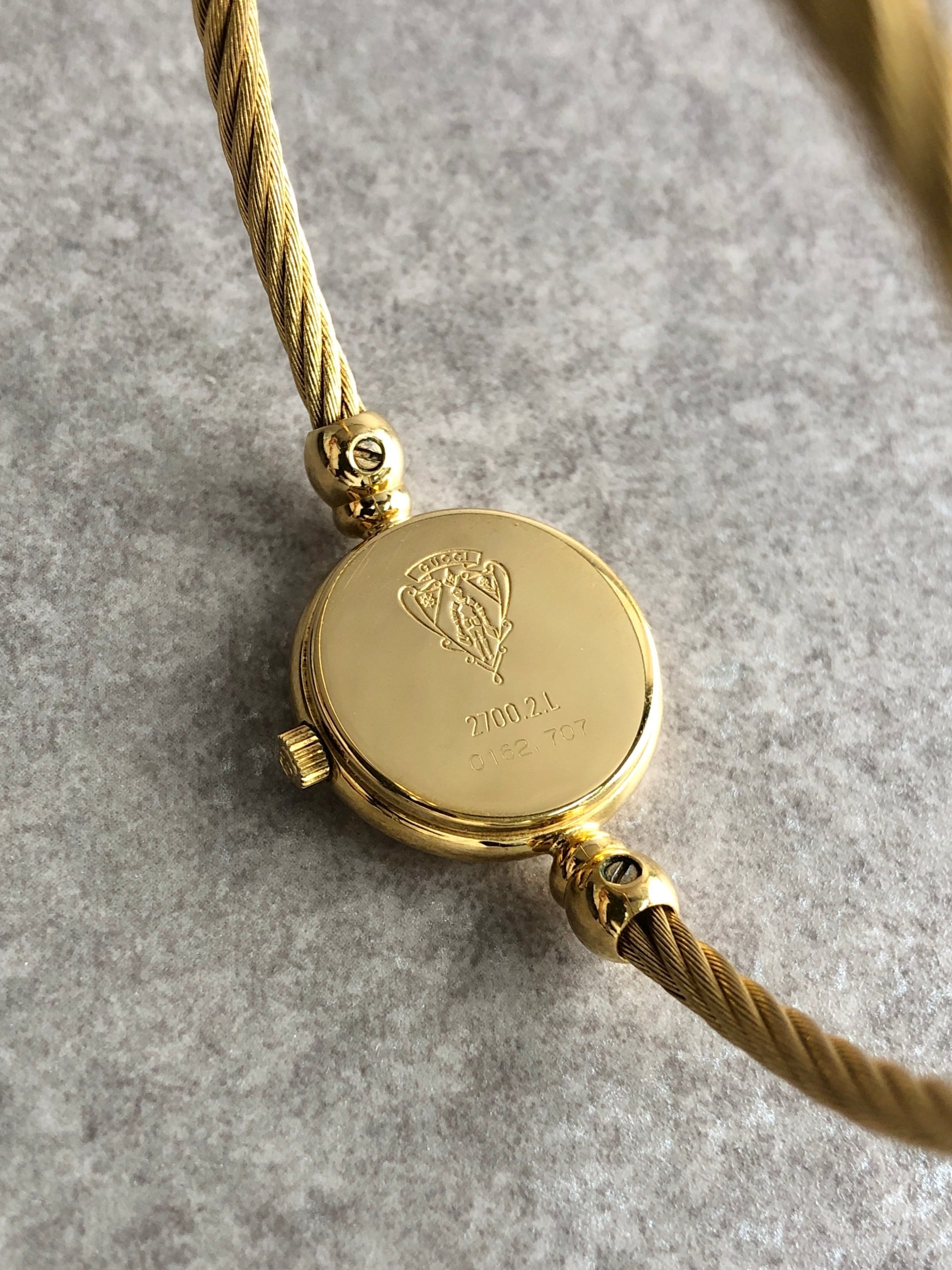 GUCCI グッチ 腕時計 ゴールド シェル ラウンド バングルウォッチ