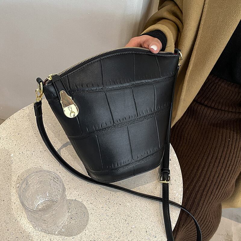 オータムウィンターレッドスタンダードスタイル レトロ 秋物 冬物 メッセンジャーバッグ 手作りハンドバック35658832651