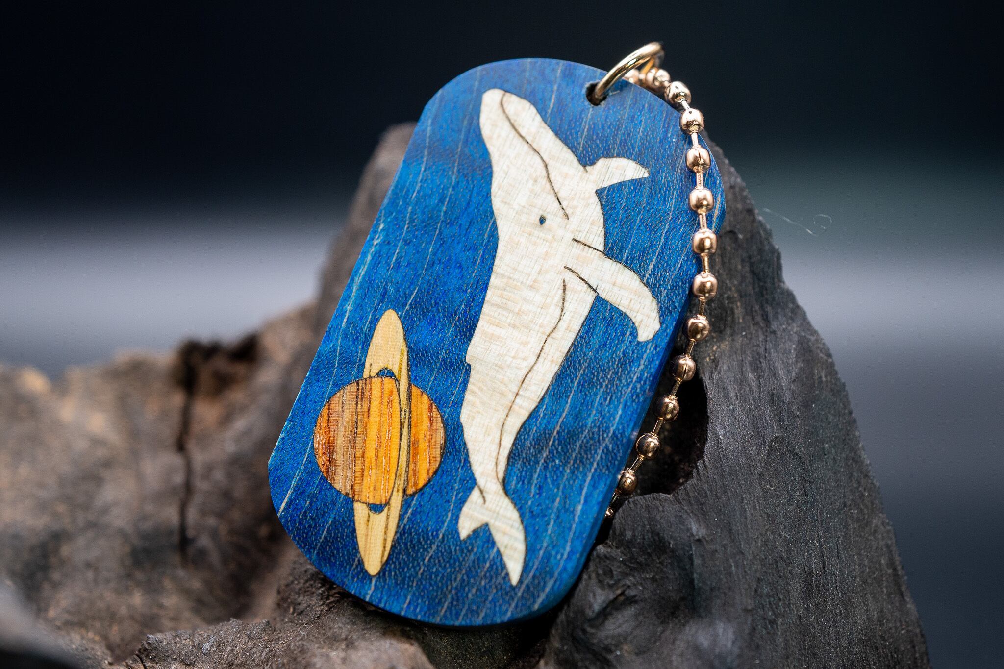 スタビライズウッド メープルバール ドッグタグ 象嵌 勇魚と惑星