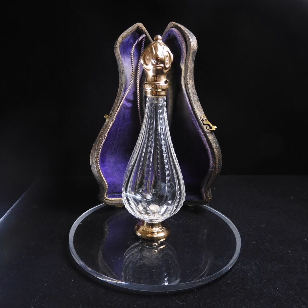 紫と金のガラス製香水瓶