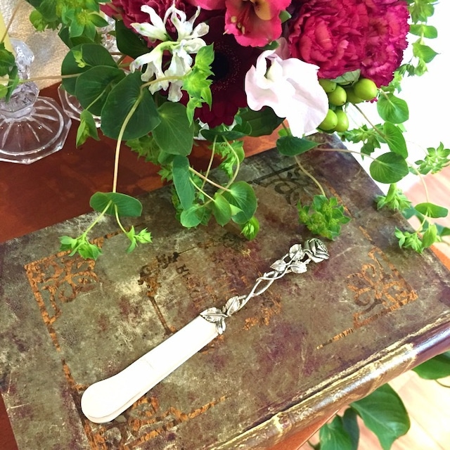 イタリア製 純銀 枝ぶりが繊細な薔薇のバターナイフ 