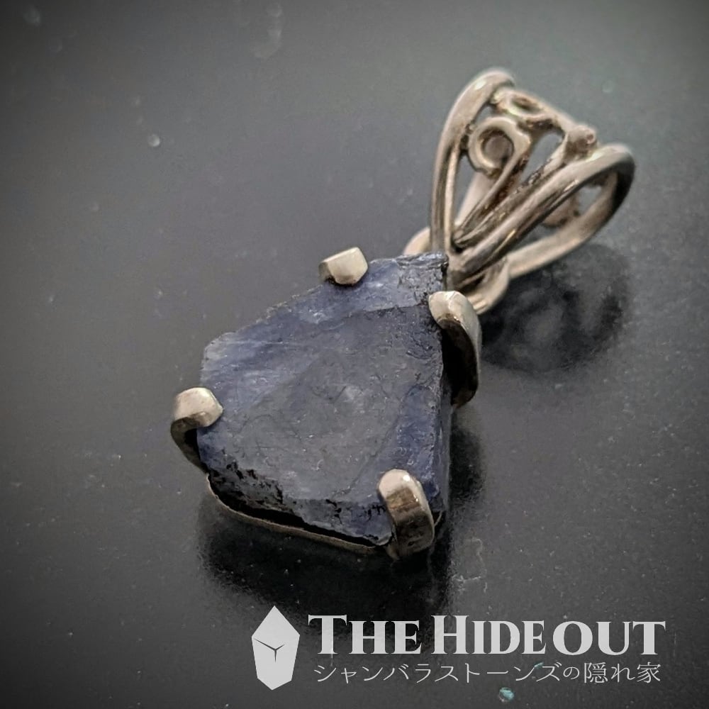 ヒマラヤ産鉱物アクセサリー016 ヒマラヤ産コランダム(サファイア)ペンダント スライスカットしたような形状に透ける内観