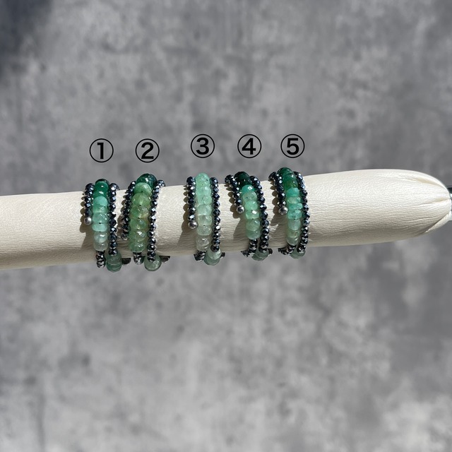 エメラルドリング フリーサイズ｜テラヘルツ 天然石リング K18ビーズ付き 重ね付けにも