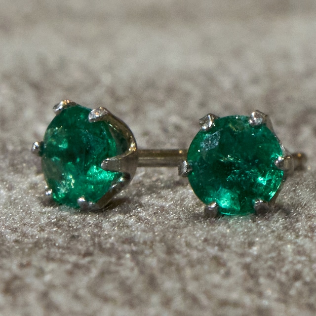 【至高の緑・コロンビア産】天然エメラルド プラチナピアス（Pt900/シリコンキャッチ付）njew-0020