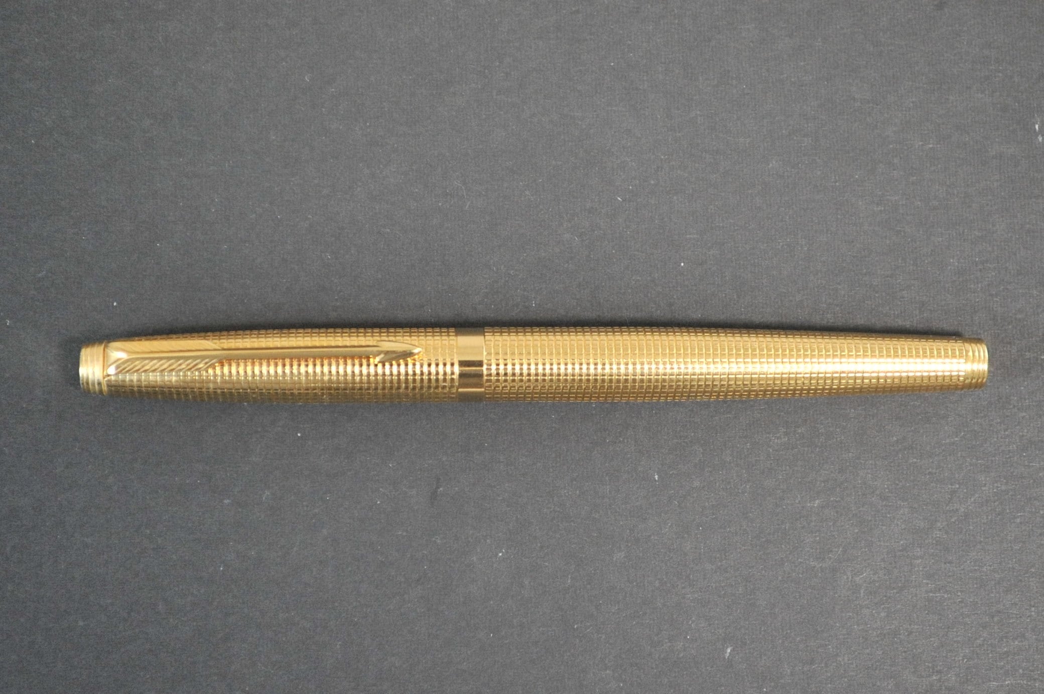 PARKER 万年筆 75 インシグニア 14K G.P Parker 75 Insignia Fountain Pen: 14k Gold Medium Nib– Grand