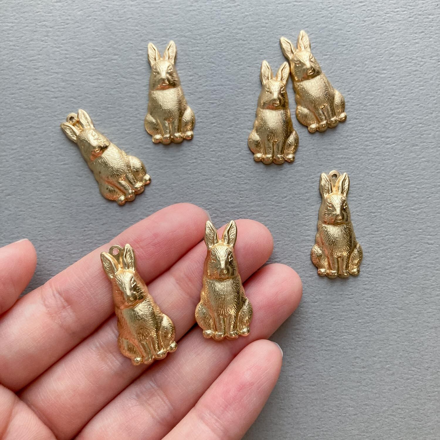 USA真鍮 おすわりウサギパーツチャーム | Dua-アクセサリーパーツショップ