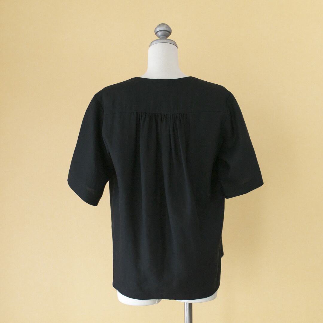 atelier naruse アトリエナルセ リネンVネックシャツ・ブラック