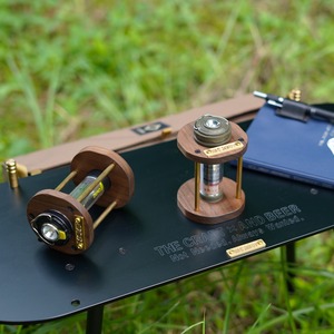 『MSMF-CAL+GZLS-WA』（カーゴコンテナｴｱﾗｲﾄ＋ゴールゼロﾏｲｸﾛﾌﾗｯｼｭ共用スタンド-ウォルナット×真鍮）蜜蠟仕上げ