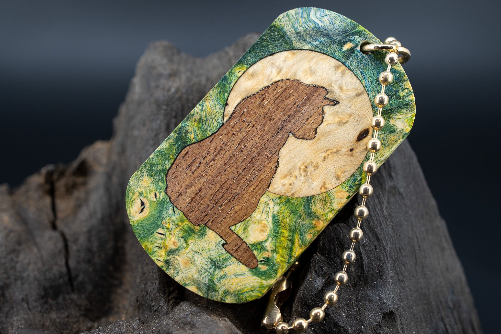 【カナダの象徴】 ハードメープル 瘤杢 スタビライズウッド ドッグタグ 象嵌 横を向く上品な猫