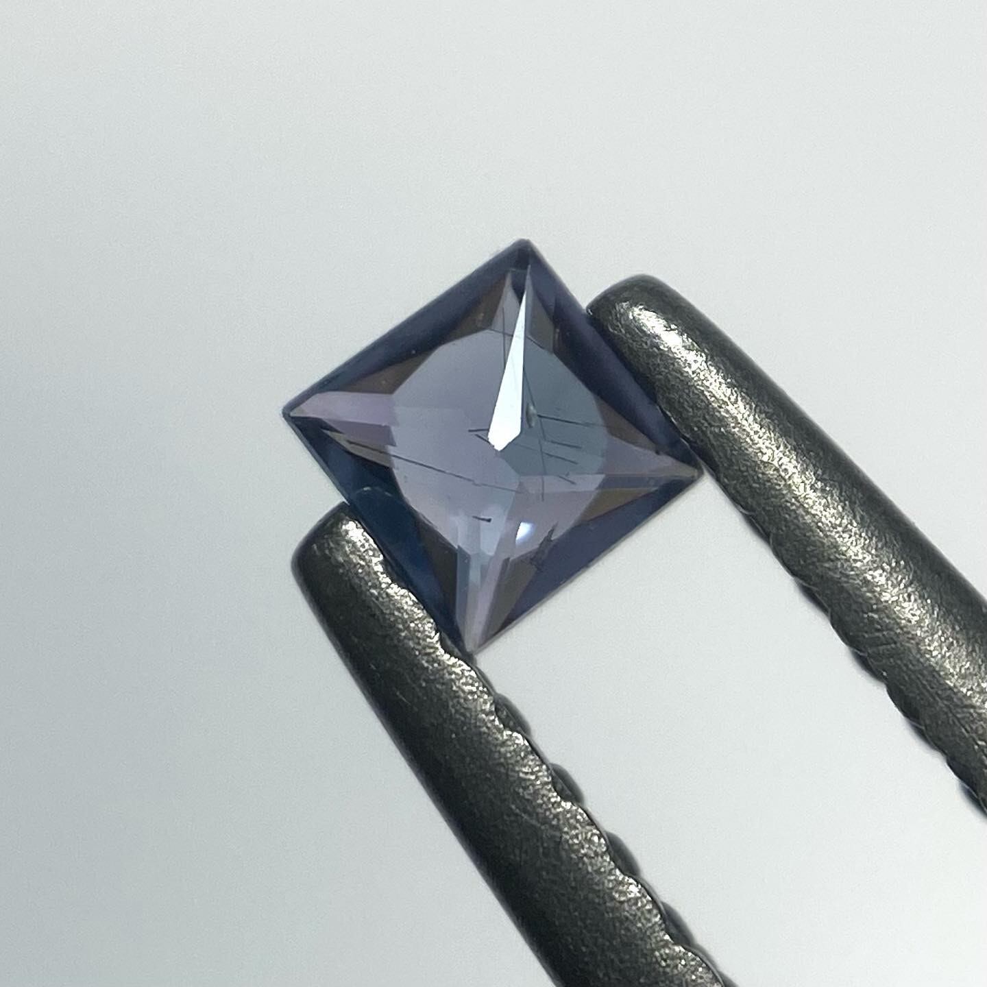 変身する石 ベキリーブルーガーネット1