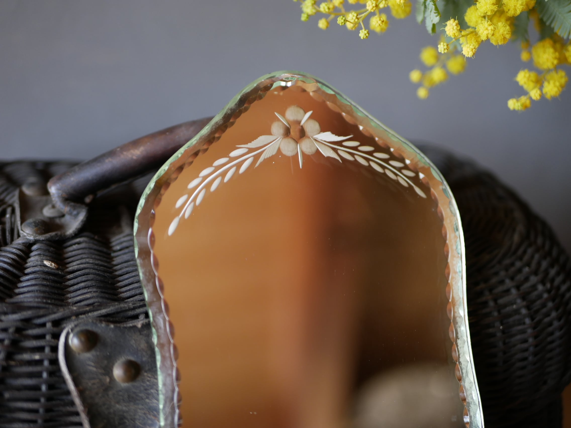 面取りガラス 手鏡 ミラー フランスヴィンテージ アンティークのある