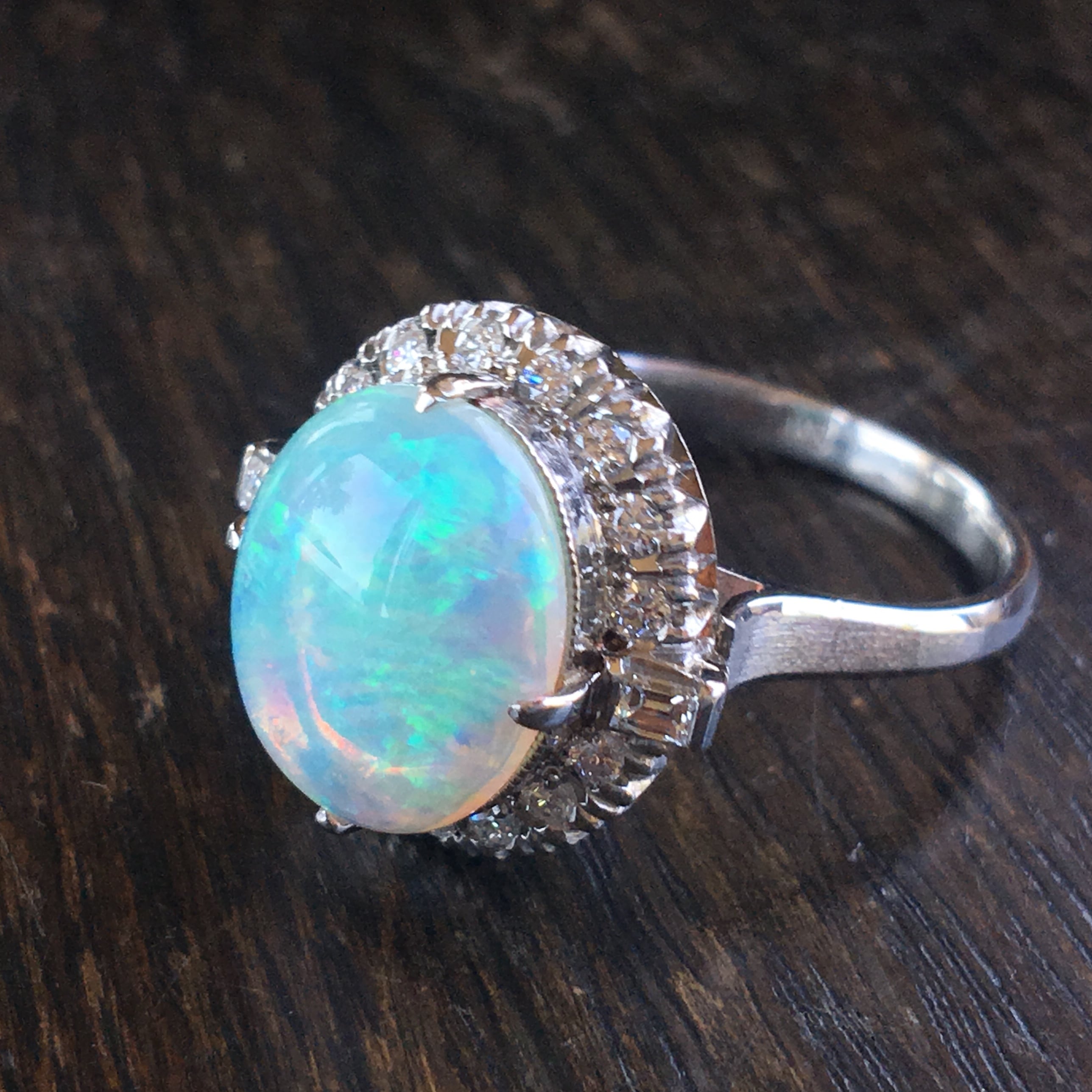 ヴィンテージ PTホワイトオパールにダイヤ取り巻きリング