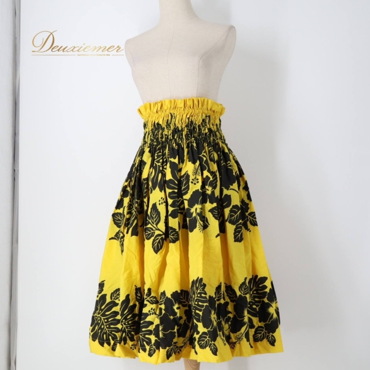 フラダンス 衣装 パウスカート イエロー系 ハイビスカス柄 モンステラ柄 ハワイアンプリント アロハ フラ ダンス レッスン 練習 シングル スカート フレア 華やか 鮮やか かわいい おしゃれ ブラック系 黄 黒 キュート ハワイ 踊り フェスティバル カジュアル シンプル 軽量 おしゃれなデザイン