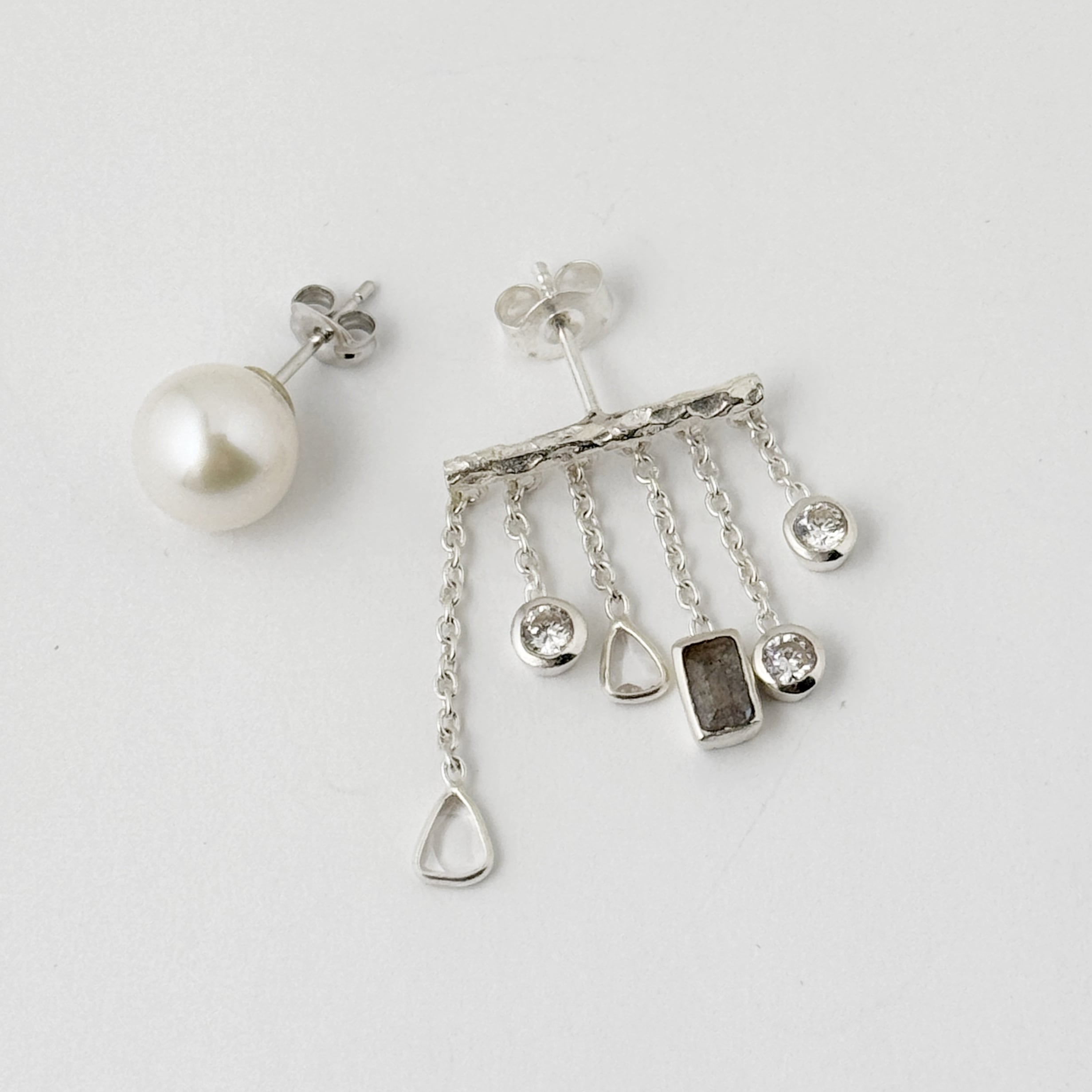 6ストーン 五月雨 スタッドピアス+ 0.9cm スタッド パール の アシンメトリー ピアス フリンジ