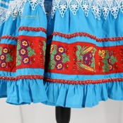 【フォークダンス衣装】スカイブルー LOUIS スカート 刺繍 レース 水色 赤 白 黄 花柄 レッド ホワイト チロリアン かわいい
