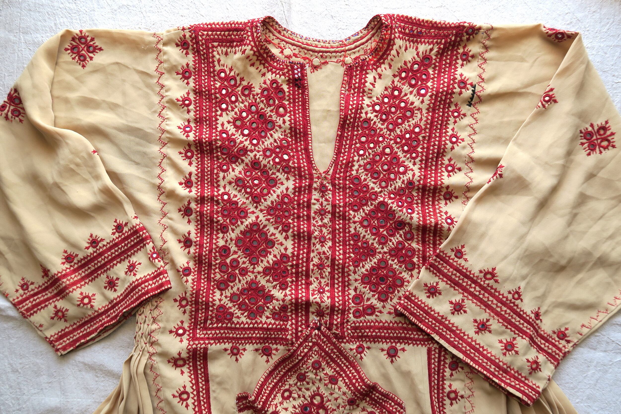 バロチスタンドレス(ベージュ)