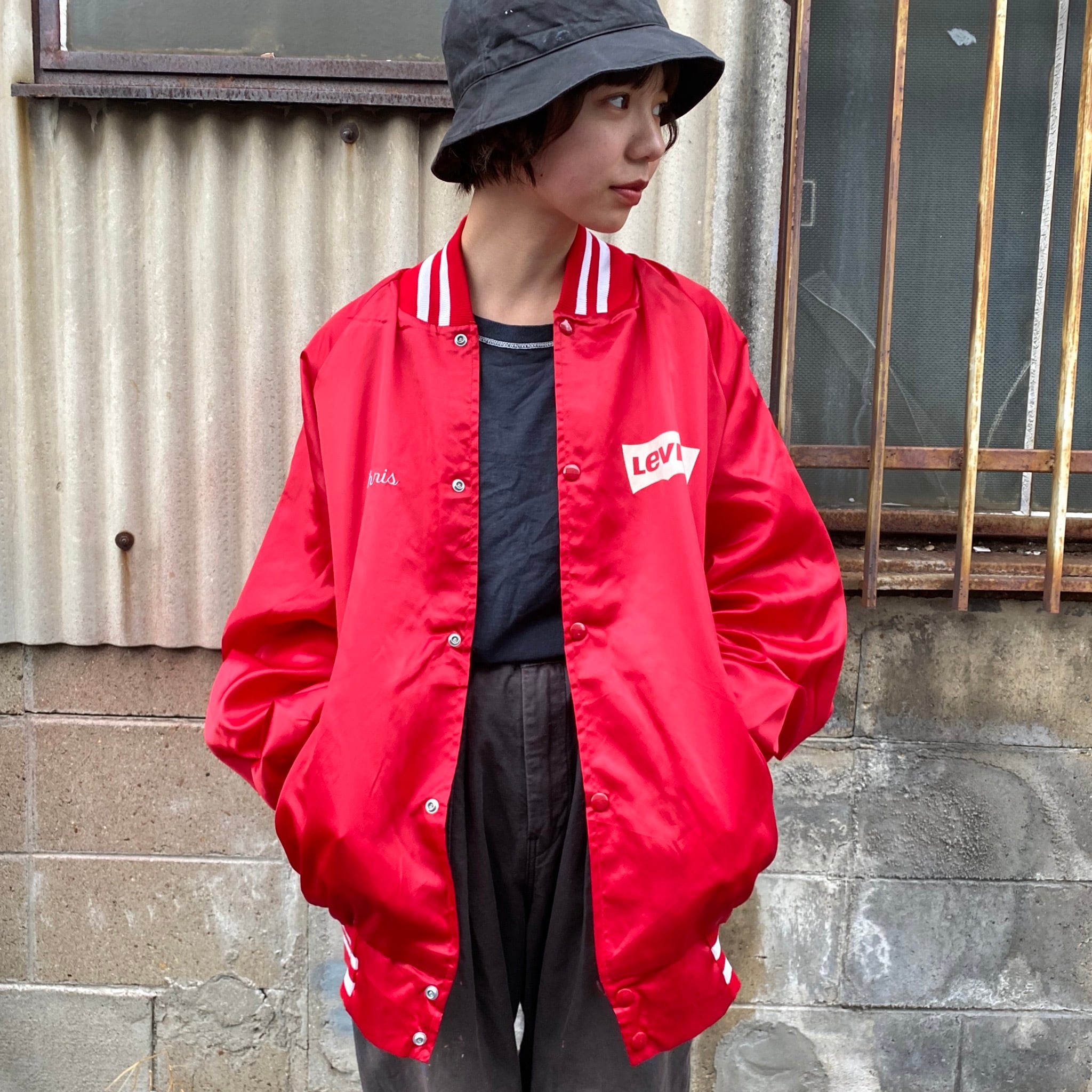 80年代 80s Levi S リーバイス ロゴ バックプリント ナイロンスタジャン アワードジャケット ヴィンテージ ビンテージ レッド 赤色 メンズxl相当 古着 ナイロンジャケット Cave 古着屋 公式 古着通販サイト 30 Off Sale開催中