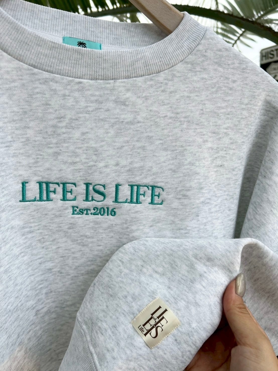 LIFEisLIFE 裏起毛刺繍クルースウェット ￥8,990(￥9,889)