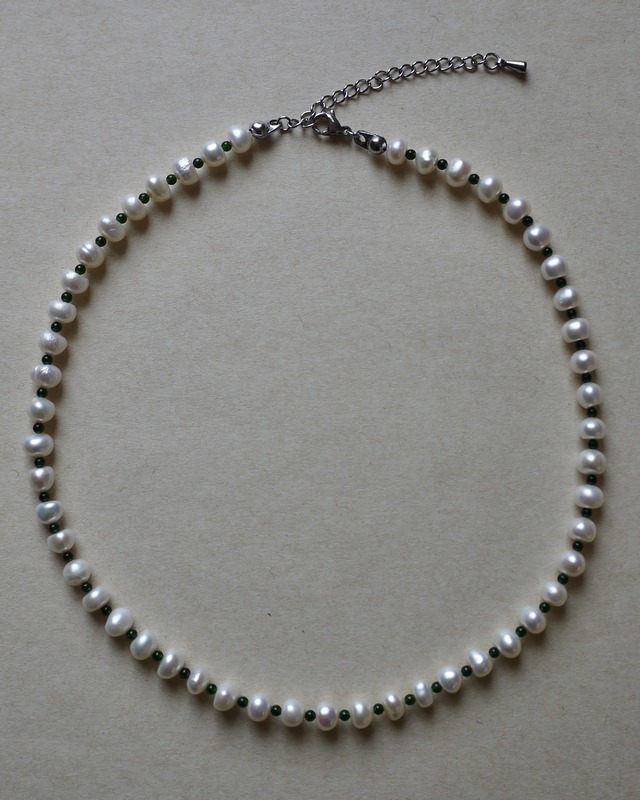 freshwater pearl/ green goldstone necklace