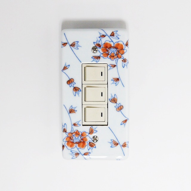 スイッチプレート 赤花唐草(3穴)