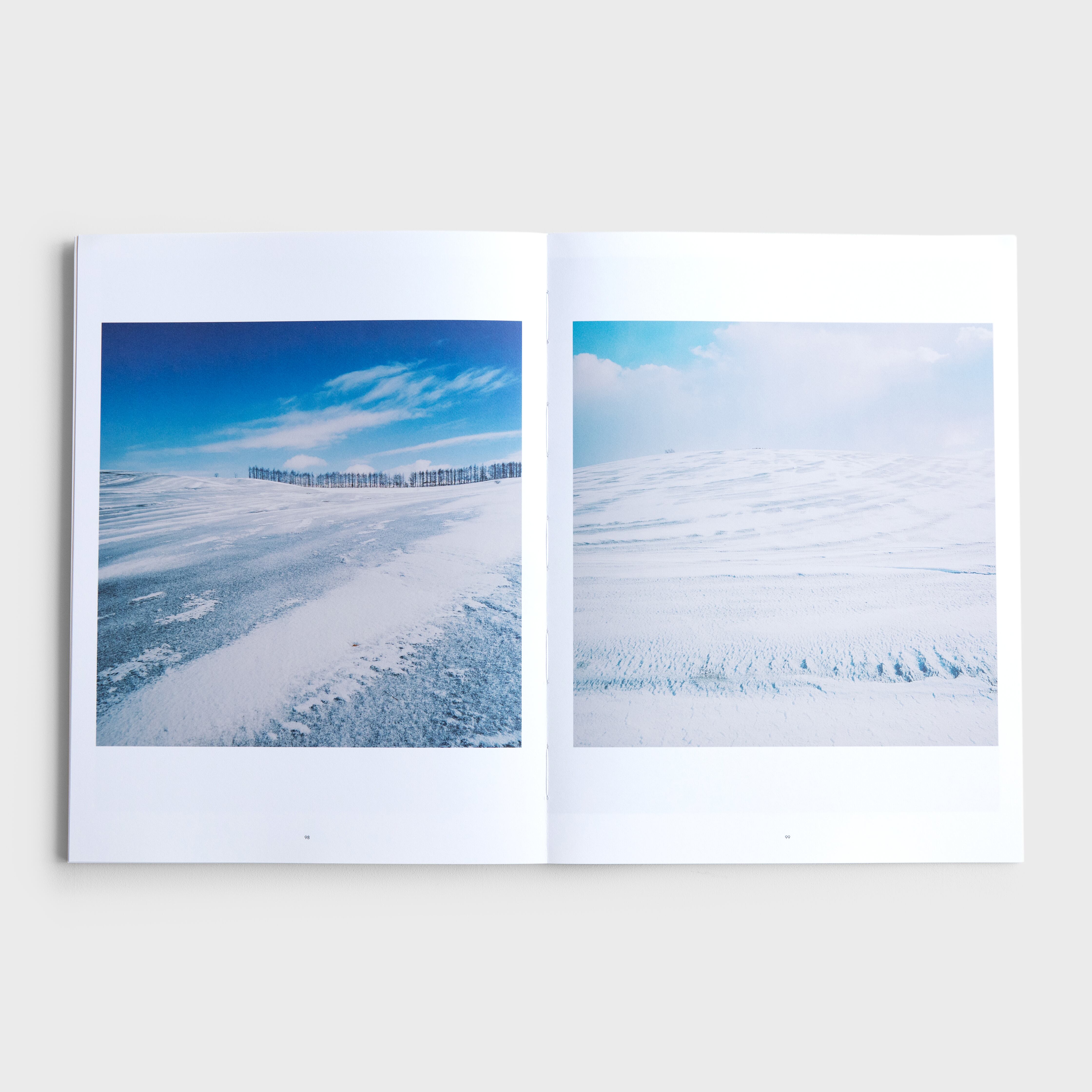 書籍『HILL TO HILL』写真：前田真三 編集・装丁：前田景 | ブルー
