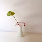 ピンクのふちの花びら花瓶