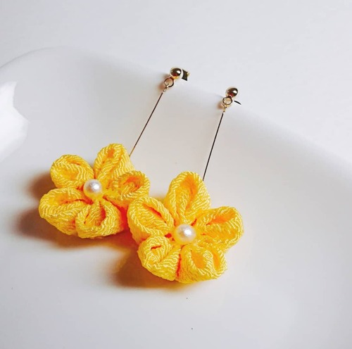 黄色のお花のピアスorイヤリング