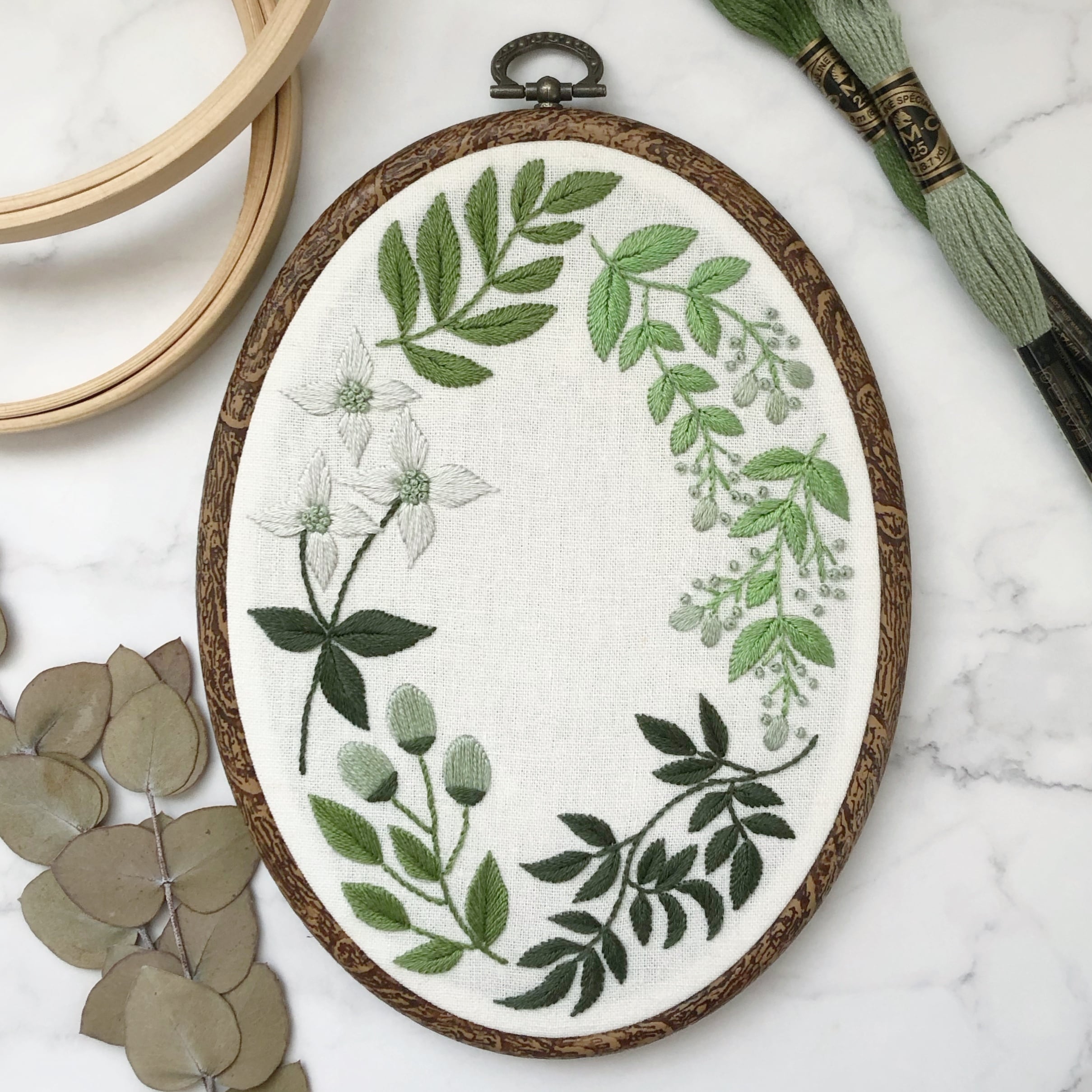 刺繍 花 花束 葉 フレーム 額 額入り ハンドメイド ボタニカル モダン 植物 刺繍キット〉グリーンリーフボタニカルの刺繍フレーム | Marguerite