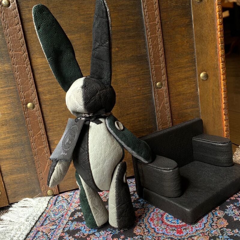 150体目の記念ベルズラビット ぬいぐるみマイスターが象革で製作した
