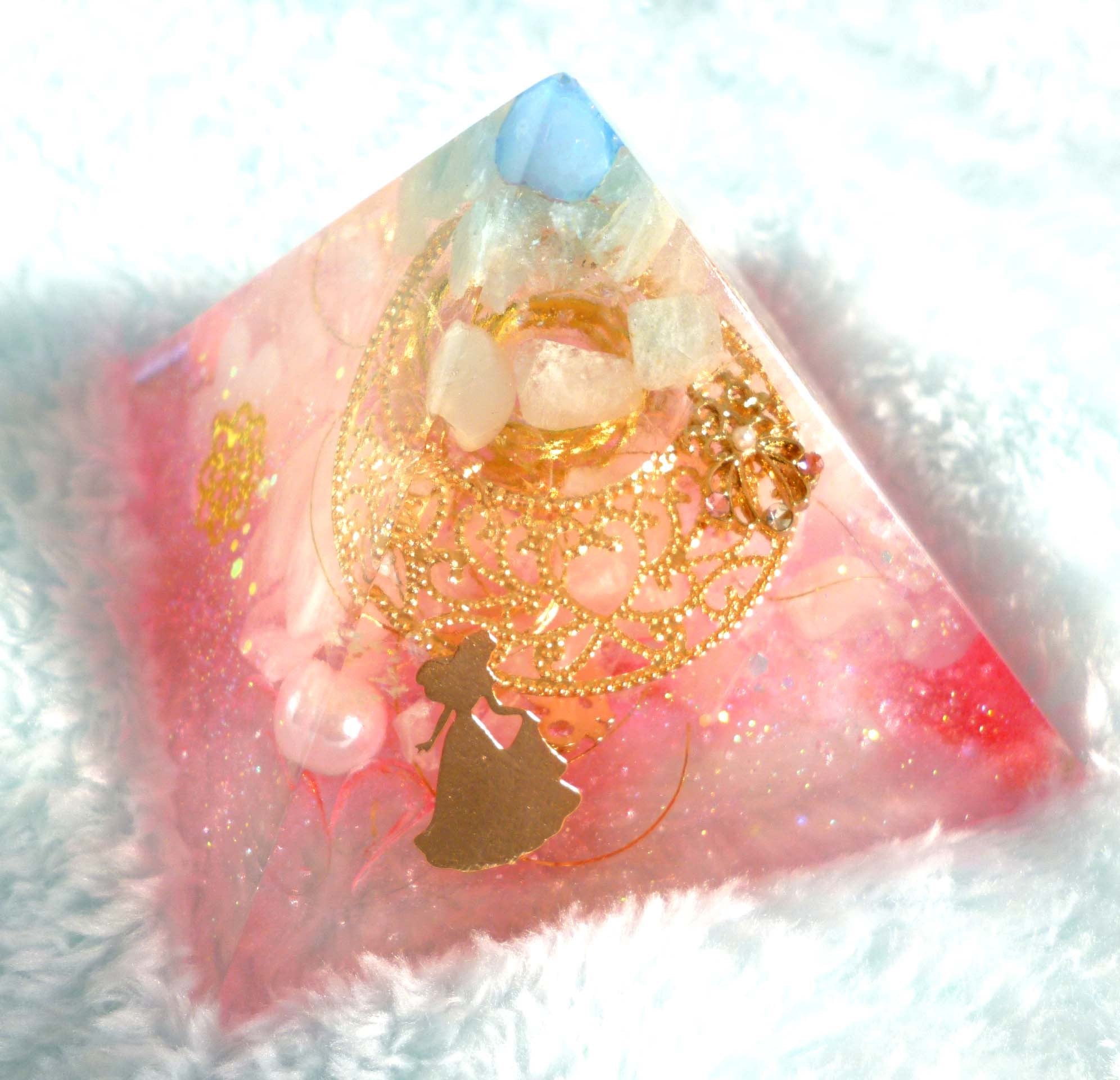良縁♡ピンクカメオのピラミッド型オルゴナイト（願い叶えるメモリーオイル封入）