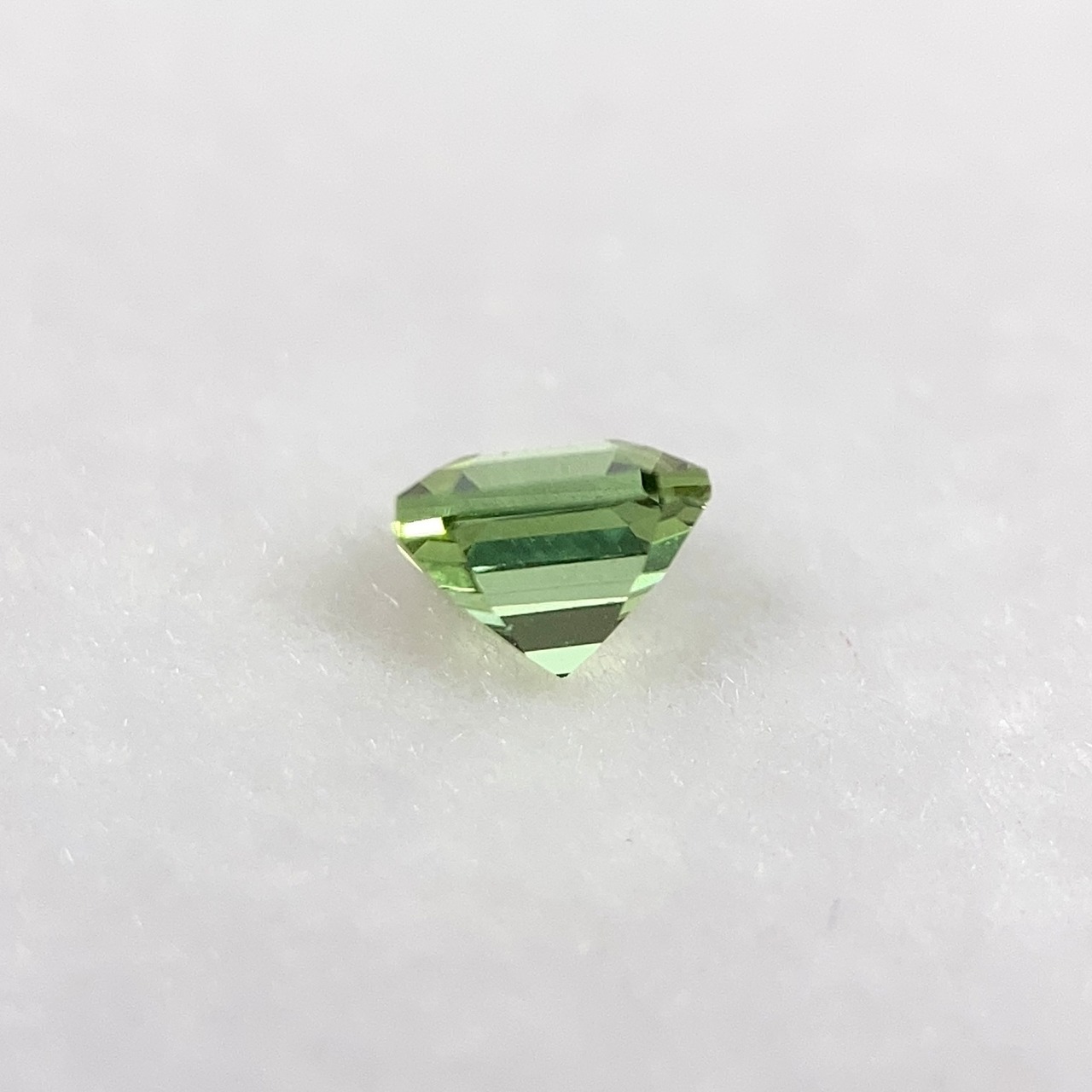 トルマリンの角砂糖  約3.9mm*3.8mm H2.8mm r-0415