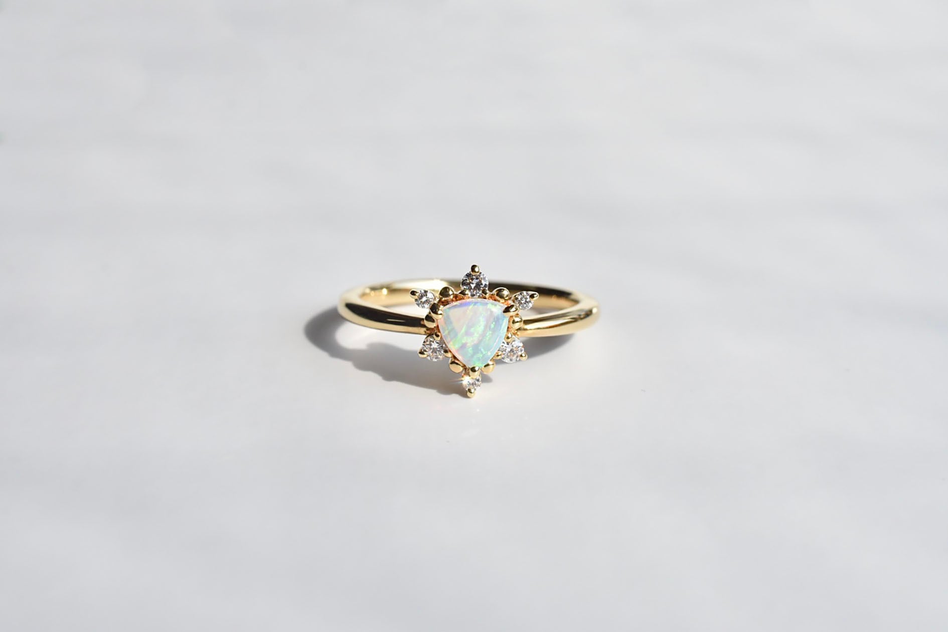 ホワイトオパール リング (トリリアント) 0.23ct / K18YG | Merak