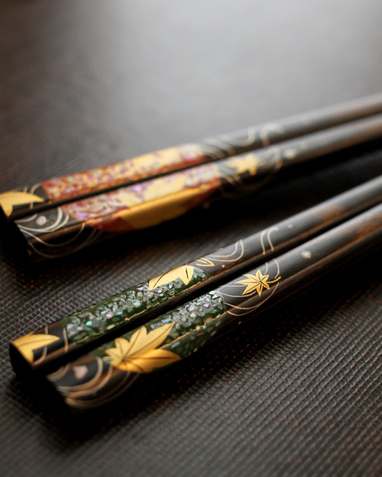 丸窓　春緑紅葉　螺鈿