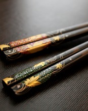 丸窓　春緑紅葉　螺鈿