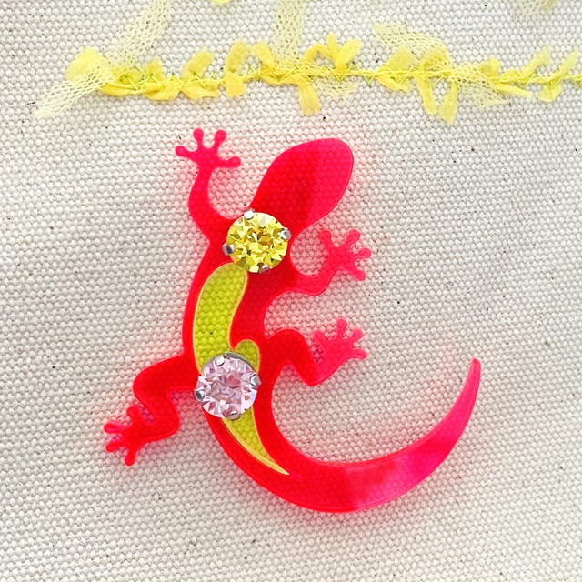 ピンバッジ　ネオンレッドヤモリ  ビジュー2pin