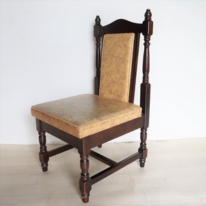 黄色いシートの椅子