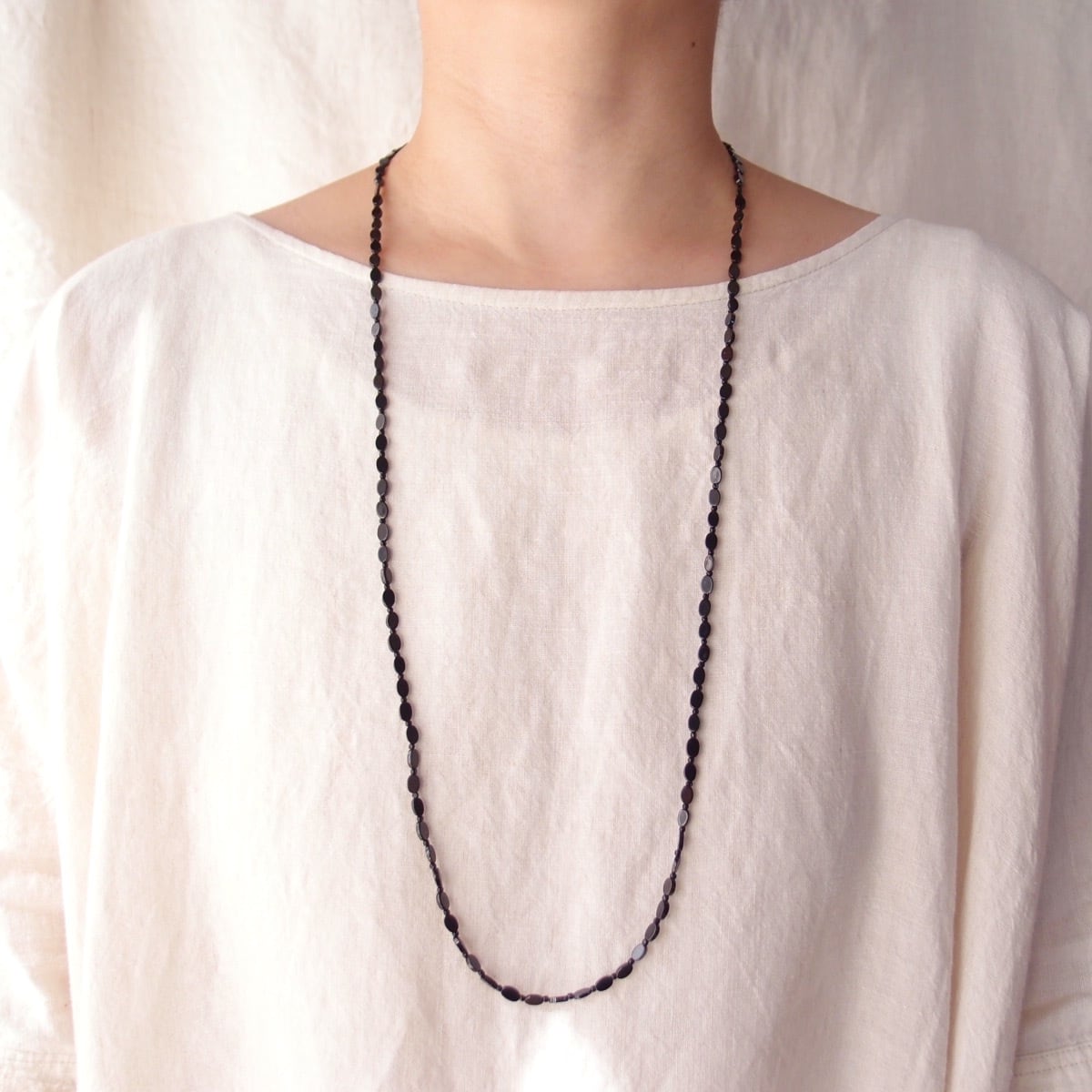 ブラックスピネルロングネックレス60cm SV】Black spinel × Glass beads／ブラックスピネルのロングネックレス
