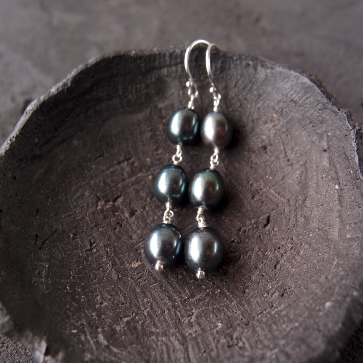 【SV】Three Dots Earrings/3粒パールピアス(Black)
